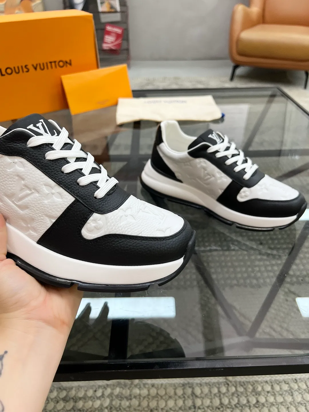 Factory price: 480💰LV🔍Top purchasing agent🇮🇹 Road Street God's new sneakers are coming and are available at counters simultaneously. Original factory configuration, original cowhide fabric imported from Italy, high-quality embossed splicing complex process, sports trendy person, imported water-dyed sheepskin lining, soles: Wang Yuan factory specially provides original soles, super comfortable, original factory single goods 🔍🔍High quality, you can enter and leave the counter at will, welcome to compare and synchronize with the counter, code number 38-44, customized 45